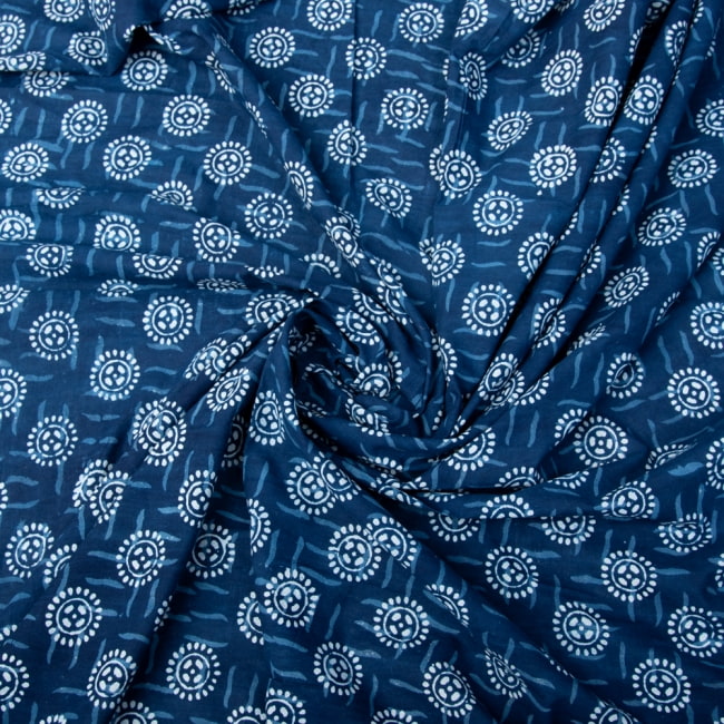 〔1m切り売り〕伝統息づく南インドから　昔ながらの木版インディゴ藍染布〔114cm〕 - 小花模様 3 - 陰影によっても表情が変わります