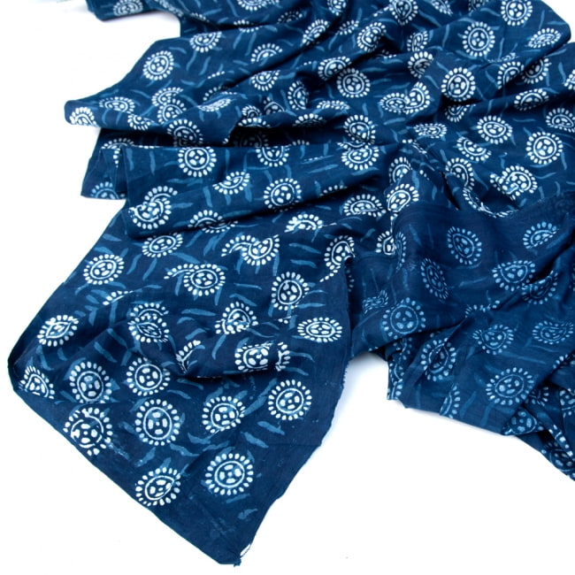 〔1m切り売り〕伝統息づく南インドから　昔ながらの木版インディゴ藍染布〔114cm〕 - 小花模様 4 - 縁の写真です