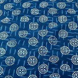 〔1m切り売り〕伝統息づく南インドから　昔ながらの木版インディゴ藍染布〔114cm〕 - 小花模様の商品写真