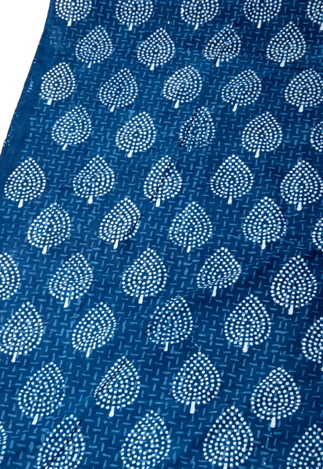 〔1m切り売り〕伝統息づく南インドから　昔ながらの木版インディゴ藍染布〔113cm〕 - 木模様 2 - とても素敵な雰囲気です
