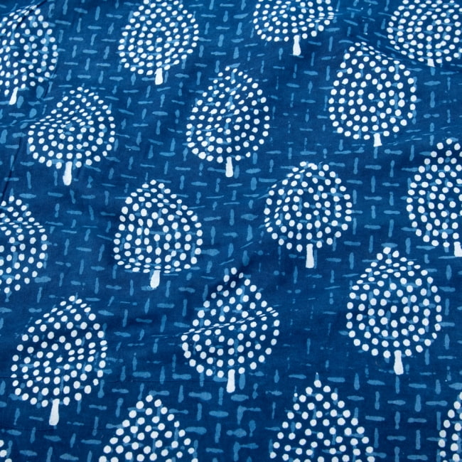 〔1m切り売り〕伝統息づく南インドから　昔ながらの木版インディゴ藍染布〔113cm〕 - 木模様の写真1枚目です。木版で丁寧にプリント。インドらしい味わいのある布地です。藍染め,インディゴ,ウッドブロック,木版染め,ボタニカル,唐草模様,切り売り,量り売り布,アジア布 手芸