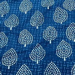 〔1m切り売り〕伝統息づく南インドから　昔ながらの木版インディゴ藍染布〔113cm〕 - 木模様の商品写真