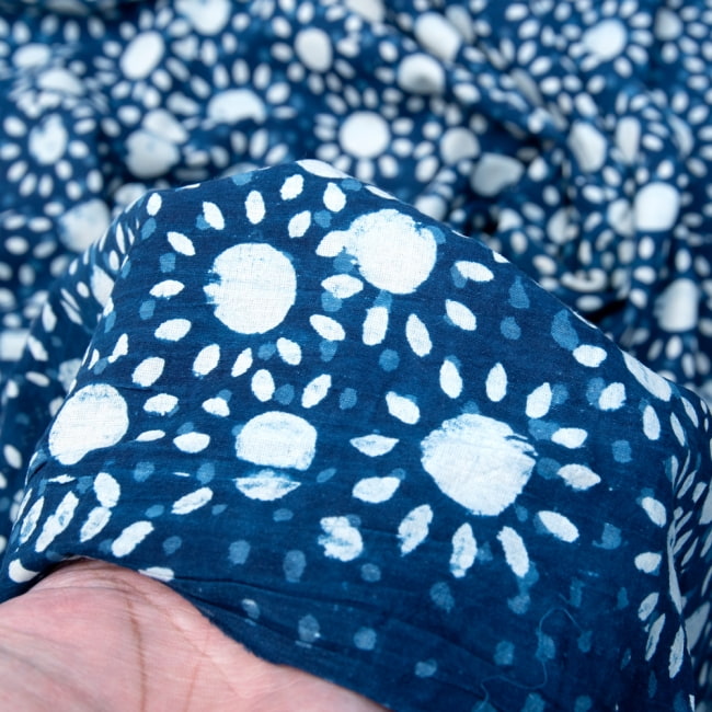 〔1m切り売り〕伝統息づく南インドから　昔ながらの木版インディゴ藍染布〔112cm〕 - 太陽 5 - 拡大写真です。雰囲気ある、このムラはハンドメイドにしか出せません。