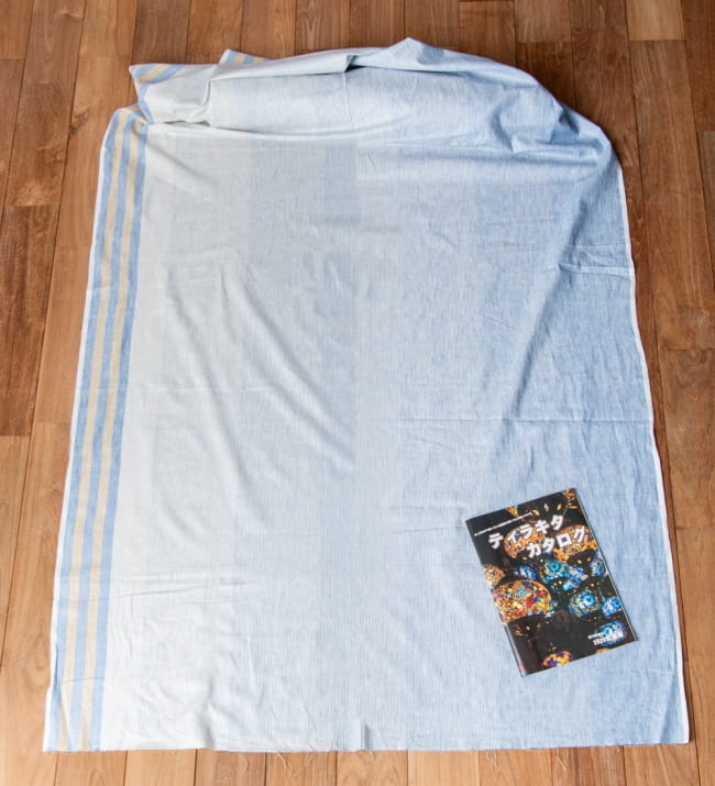 〔1m単位切り売り〕コットンのグラデーションストライプ布〔幅約110.5cm〕 2 - 当店のA4サイズのカタログとの比較写真です。1m単位での切り売りとなります。ご覧の通り、横幅も大きなサイズなので、たっぷり使えます。