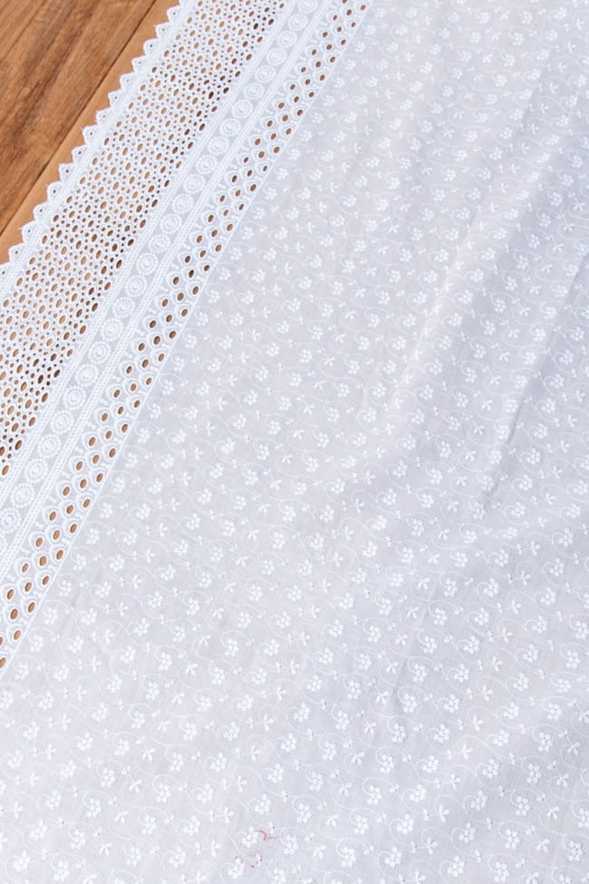 〔1m切り売り〕更紗やインドの伝統刺繍　アイレットレースのホワイトコットン布〔幅約104cm〕 3 - インドならではの布です