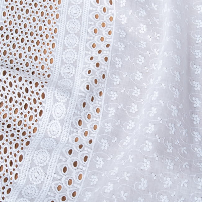 〔1m切り売り〕更紗やインドの伝統刺繍　アイレットレースのホワイトコットン布〔幅約104cm〕 4 - 拡大写真です