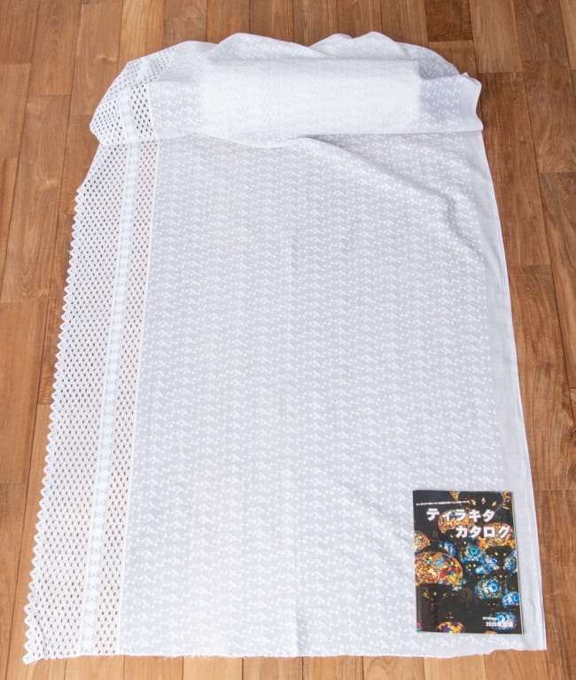 〔1m切り売り〕更紗やインドの伝統刺繍　アイレットレースのホワイトコットン布〔幅約106cm〕 2 - 当店のA4サイズのカタログとの比較写真です。1m単位での切り売りとなります。ご覧の通り、横幅も大きなサイズなので、たっぷり使えます。