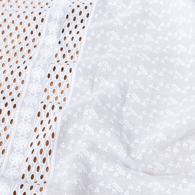 〔1m切り売り〕更紗やインドの伝統刺繍　アイレットレースのホワイトコットン布〔幅約106cm〕 4 - 拡大写真です