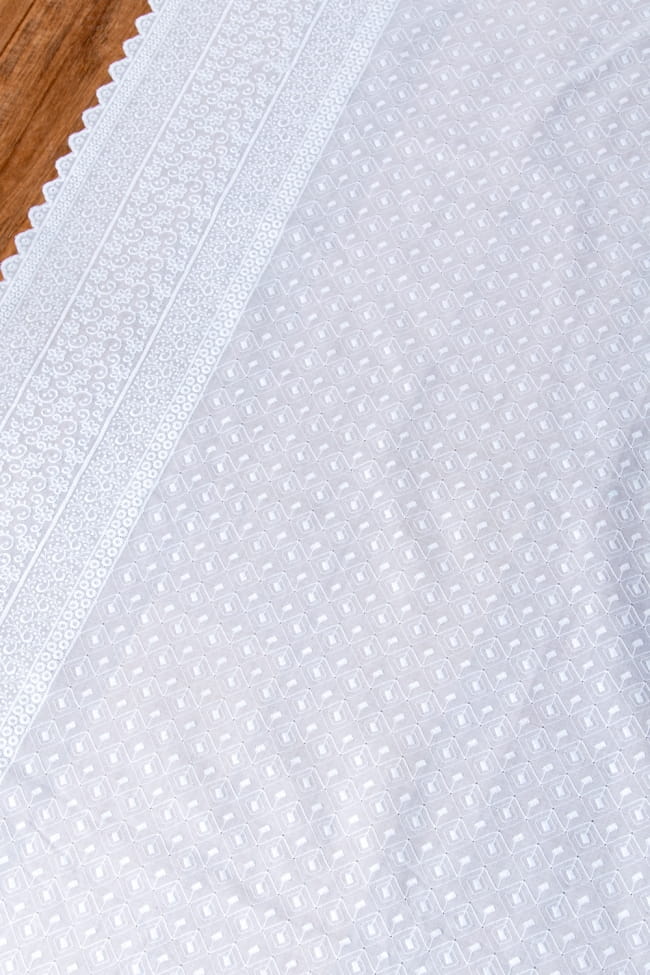 〔1m切り売り〕更紗やインドの伝統刺繍　アイレットレースのホワイトコットン布〔幅約105cm〕 3 - インドならではの布です