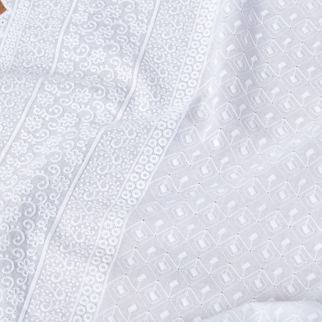 〔1m切り売り〕更紗やインドの伝統刺繍　アイレットレースのホワイトコットン布〔幅約105cm〕 4 - 拡大写真です