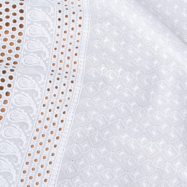 〔1m切り売り〕更紗やインドの伝統刺繍　アイレットレースのホワイトコットン布〔幅約107cm〕 4 - 拡大写真です