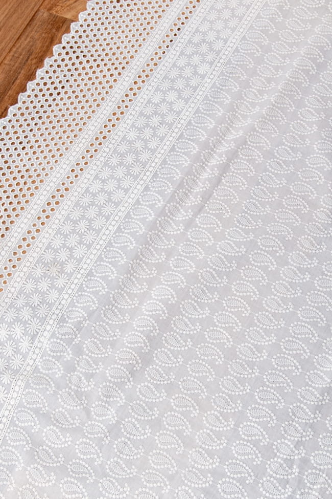 〔1m切り売り〕更紗やインドの伝統刺繍　アイレットレースのホワイトコットン布〔幅約99cm〕 3 - インドならではの布です