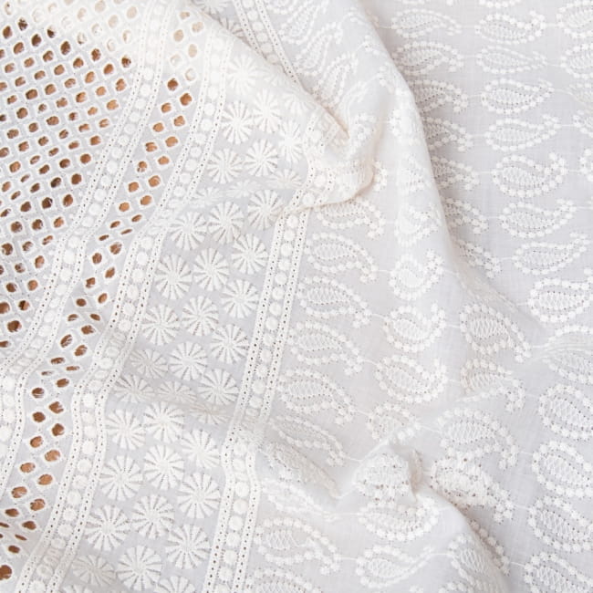 〔1m切り売り〕更紗やインドの伝統刺繍　アイレットレースのホワイトコットン布〔幅約99cm〕 4 - 拡大写真です