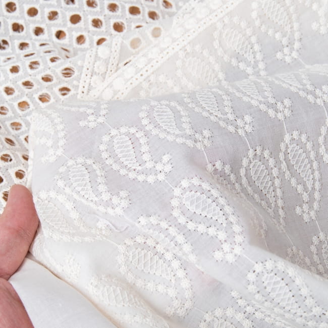 〔1m切り売り〕更紗やインドの伝統刺繍　アイレットレースのホワイトコットン布〔幅約99cm〕 6 - 生地の拡大写真です