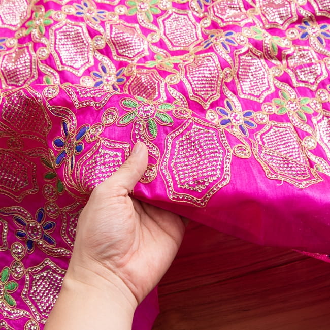 〔1m切り売り〕インドのスパンコールクロス〔幅約108cm〕 5 - このような感じの生地になります。手芸からデコレーション用の布などなど、色々な用途にご使用いただけます！