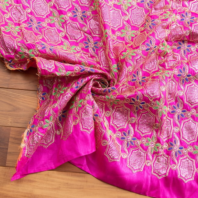 〔1m切り売り〕インドのスパンコールクロス〔幅約108cm〕の写真1枚目です。インドからやってきた切り売り布です。切り売り,アジア布 量り売り,手芸,裁縫,生地,アジアン,ファブリック,布,キラキラ布,豪華な布,スパンコール