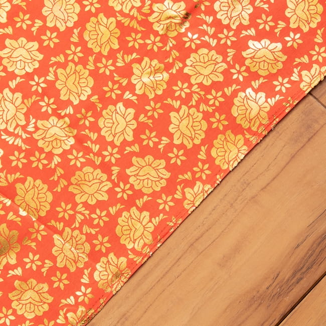 〔1m切り売り〕インドの伝統柄ゴールドプリント光沢布〔幅約100cm〕 4 - フチの写真です