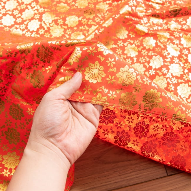 〔1m切り売り〕インドの伝統柄ゴールドプリント光沢布〔幅約100cm〕 5 - このような感じの生地になります。手芸からデコレーション用の布などなど、色々な用途にご使用いただけます！