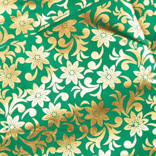 〔1m切り売り〕インドの伝統柄ゴールドプリント光沢布〔幅約100cm〕 3 - 拡大写真です。独特な雰囲気があります。