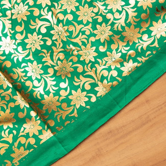 〔1m切り売り〕インドの伝統柄ゴールドプリント光沢布〔幅約100cm〕 4 - フチの写真です