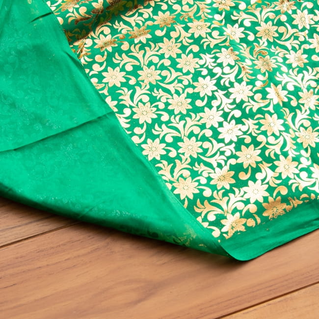 〔1m切り売り〕インドの伝統柄ゴールドプリント光沢布〔幅約100cm〕 6 - 裏面の様子です、