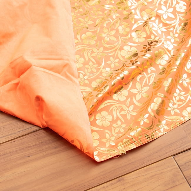 〔1m切り売り〕インドの伝統柄ゴールドプリント光沢布〔幅約100cm〕 6 - 裏面の様子です、