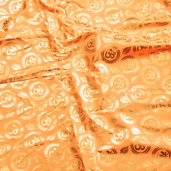 〔1m切り売り〕インドの伝統柄ゴールドプリント光沢布〔幅約100cm〕 2 - 光の加減で表情をかえてくれます