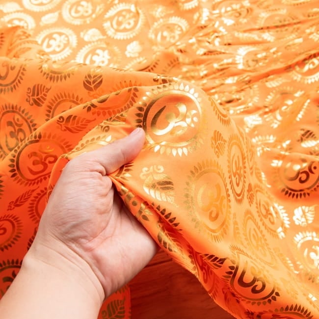 〔1m切り売り〕インドの伝統柄ゴールドプリント光沢布〔幅約100cm〕 5 - このような感じの生地になります。手芸からデコレーション用の布などなど、色々な用途にご使用いただけます！