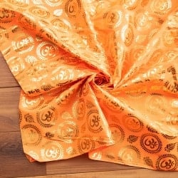 〔1m切り売り〕インドの伝統柄ゴールドプリント光沢布〔幅約100cm〕の商品写真