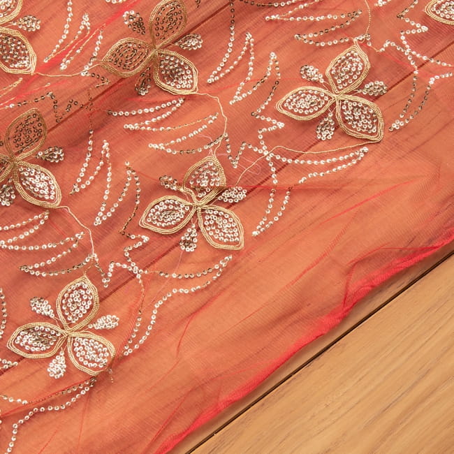 〔1m切り売り〕伝統模様刺繍のメッシュ生地布〔幅約105cm〕 4 - フチの写真です