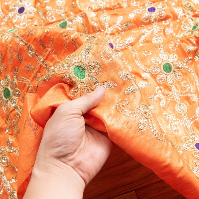 〔1m切り売り〕インドのスパンコールクロス〔幅約108cm〕 5 - このような感じの生地になります。手芸からデコレーション用の布などなど、色々な用途にご使用いただけます！