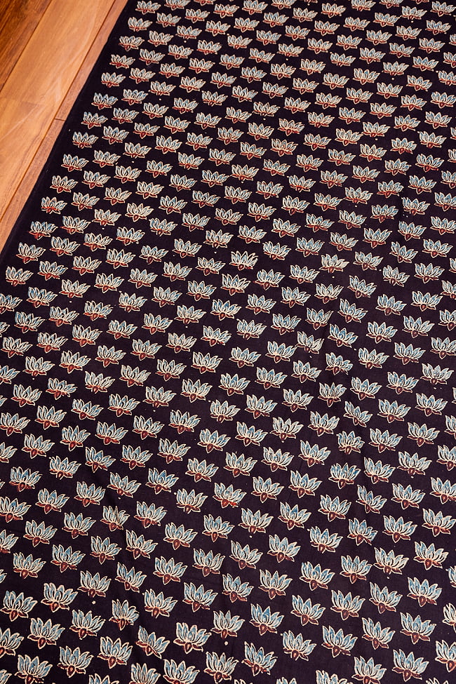 〔約4m 長尺布】伝統息づくインドから 昔ながらの木版染めロータスデザインの伝統模様布〔横幅:約109cm〕 2 - とても素敵な雰囲気です