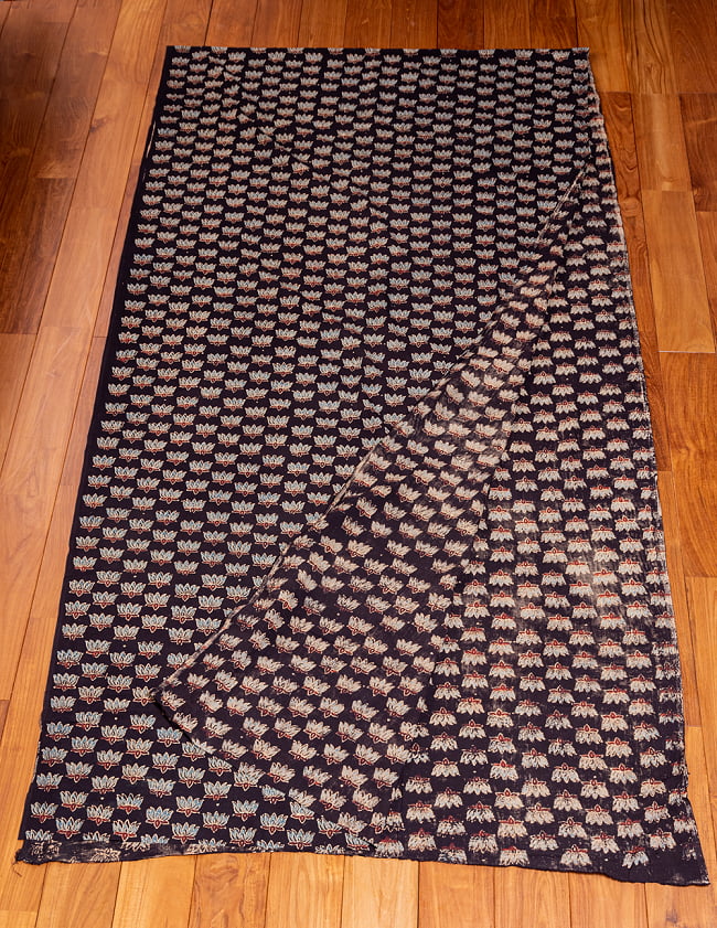 〔約4m 長尺布】伝統息づくインドから　昔ながらの木版染めロータスデザインの伝統模様布〔横幅：約109cm〕 3 - お得な長尺布です。横幅もしっかりある上、長さが長いのでさまざまな用途にご使用いただけます。