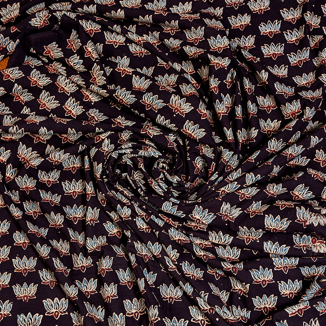 〔約4m 長尺布】伝統息づくインドから　昔ながらの木版染めロータスデザインの伝統模様布〔横幅：約109cm〕 4 - インドならではの生地です