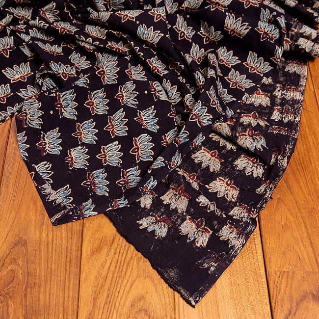 〔約4m 長尺布】伝統息づくインドから　昔ながらの木版染めロータスデザインの伝統模様布〔横幅：約109cm〕 5 - 拡大写真です。雰囲気ある、このムラはハンドメイドにしか出せません。