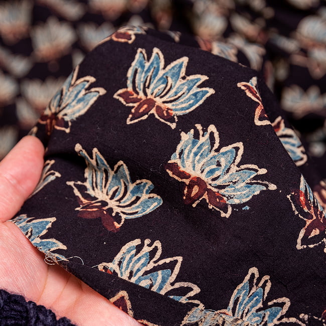 〔約4m 長尺布】伝統息づくインドから 昔ながらの木版染めロータスデザインの伝統模様布〔横幅:約109cm〕 6 - 生地の拡大写真です