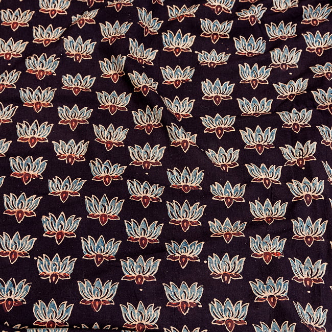 〔約4m 長尺布】伝統息づくインドから 昔ながらの木版染めロータスデザインの伝統模様布〔横幅:約109cm〕の写真