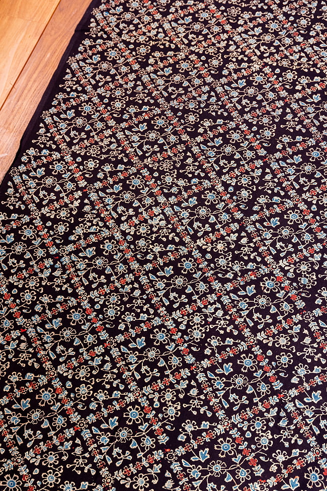 〔約3.8m 長尺布】伝統息づくインドから　昔ながらの木版染めアジュラックデザインの伝統模様布〔横幅：約113cm〕 2 - とても素敵な雰囲気です