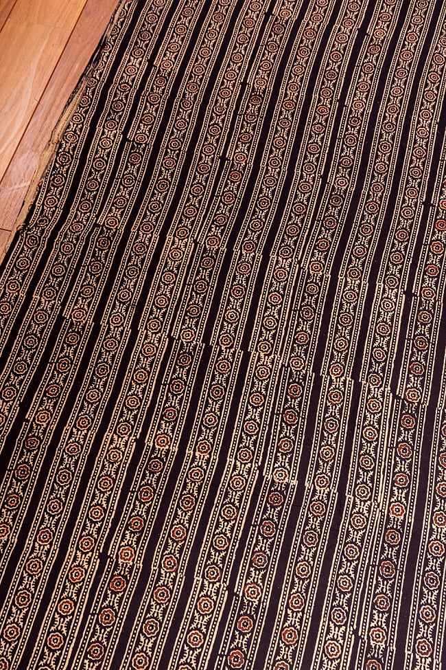 〔約3.8m 長尺布】伝統息づくインドから　昔ながらの木版染めアジュラックデザインの伝統模様布〔横幅：約110cm〕 2 - とても素敵な雰囲気です