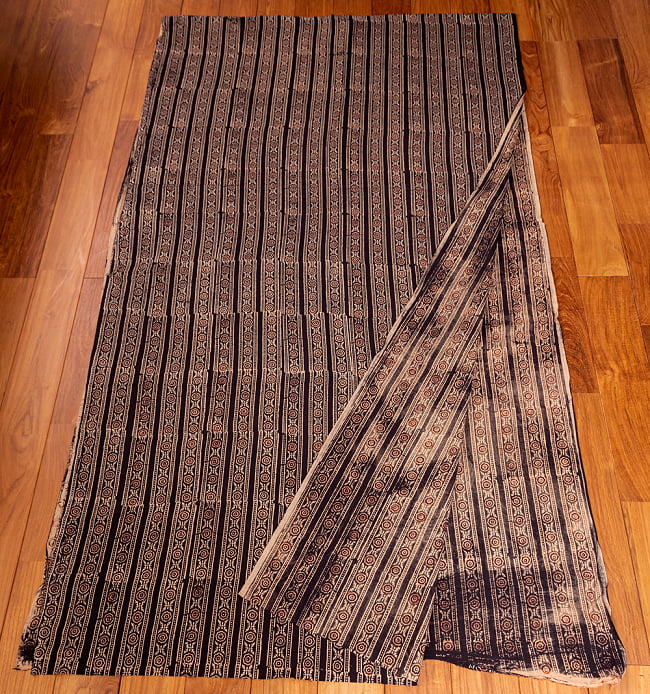〔約3.8m 長尺布】伝統息づくインドから　昔ながらの木版染めアジュラックデザインの伝統模様布〔横幅：約110cm〕 3 - お得な長尺布です。横幅もしっかりある上、長さが長いのでさまざまな用途にご使用いただけます。