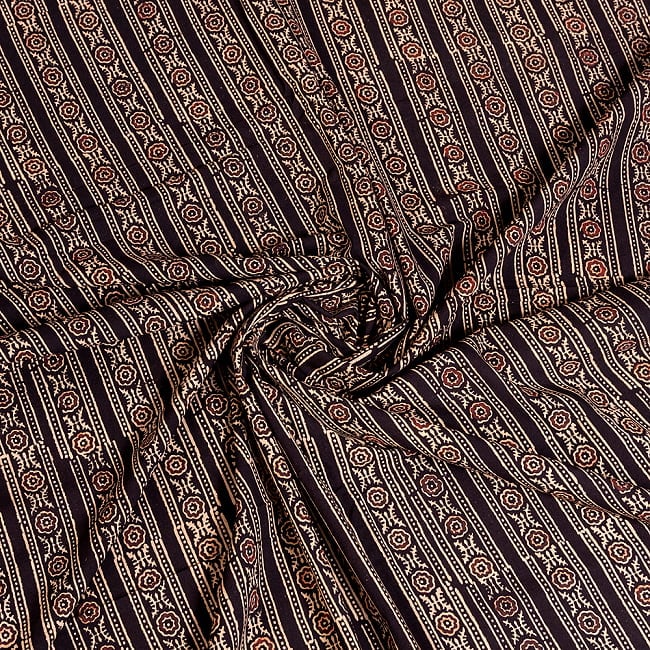 〔約3.8m 長尺布】伝統息づくインドから　昔ながらの木版染めアジュラックデザインの伝統模様布〔横幅：約110cm〕 4 - インドならではの生地です