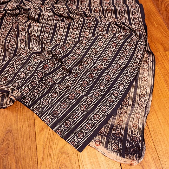 〔約3.8m 長尺布】伝統息づくインドから　昔ながらの木版染めアジュラックデザインの伝統模様布〔横幅：約110cm〕 5 - 拡大写真です。雰囲気ある、このムラはハンドメイドにしか出せません。