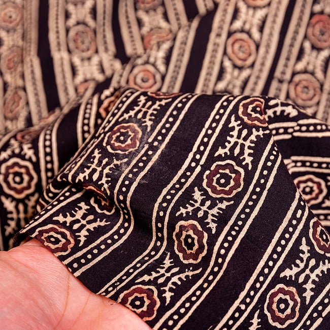 〔約3.8m 長尺布】伝統息づくインドから　昔ながらの木版染めアジュラックデザインの伝統模様布〔横幅：約110cm〕 6 - 生地の拡大写真です