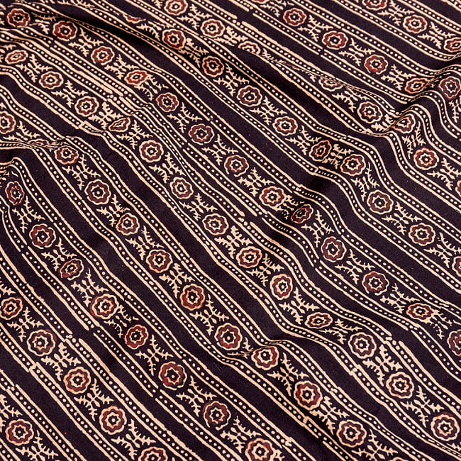 〔約3.8m 長尺布】伝統息づくインドから　昔ながらの木版染めアジュラックデザインの伝統模様布〔横幅：約110cm〕の写真1枚目です。木版で丁寧にプリント。インドらしい味わいのある布地です。ウッドブロック,Ajrak,木版染め,ボタニカル,唐草模様,手芸,生地,切り売り,アジア布 手芸