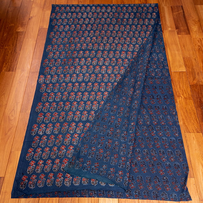 〔約6.75m 長尺布】伝統息づくインドから　昔ながらの木版インディゴ藍染布〔横幅：約111.5cm〕 3 - お得な長尺布です。横幅もしっかりある上、長さが長いのでさまざまな用途にご使用いただけます。