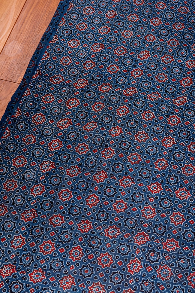 〔約3.8m 長尺布】伝統息づくインドから 昔ながらの木版藍染めアジュラックデザインの伝統模様布〔横幅:約112cm〕 2 - とても素敵な雰囲気です