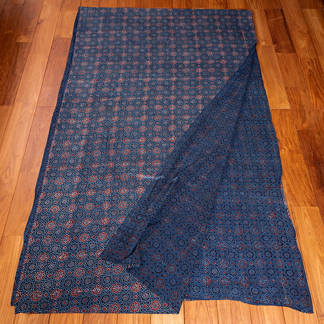 〔約3.8m 長尺布】伝統息づくインドから　昔ながらの木版藍染めアジュラックデザインの伝統模様布〔横幅：約112cm〕 3 - お得な長尺布です。横幅もしっかりある上、長さが長いのでさまざまな用途にご使用いただけます。