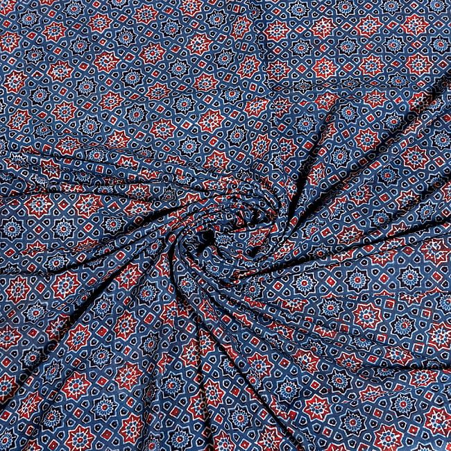 〔約3.8m 長尺布】伝統息づくインドから　昔ながらの木版藍染めアジュラックデザインの伝統模様布〔横幅：約112cm〕 4 - インドならではの生地です