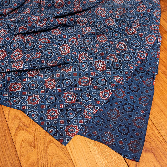 〔約3.8m 長尺布】伝統息づくインドから　昔ながらの木版藍染めアジュラックデザインの伝統模様布〔横幅：約112cm〕 5 - 拡大写真です。雰囲気ある、このムラはハンドメイドにしか出せません。