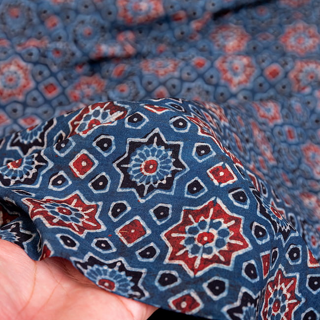 〔約3.8m 長尺布】伝統息づくインドから　昔ながらの木版藍染めアジュラックデザインの伝統模様布〔横幅：約112cm〕 6 - 生地の拡大写真です